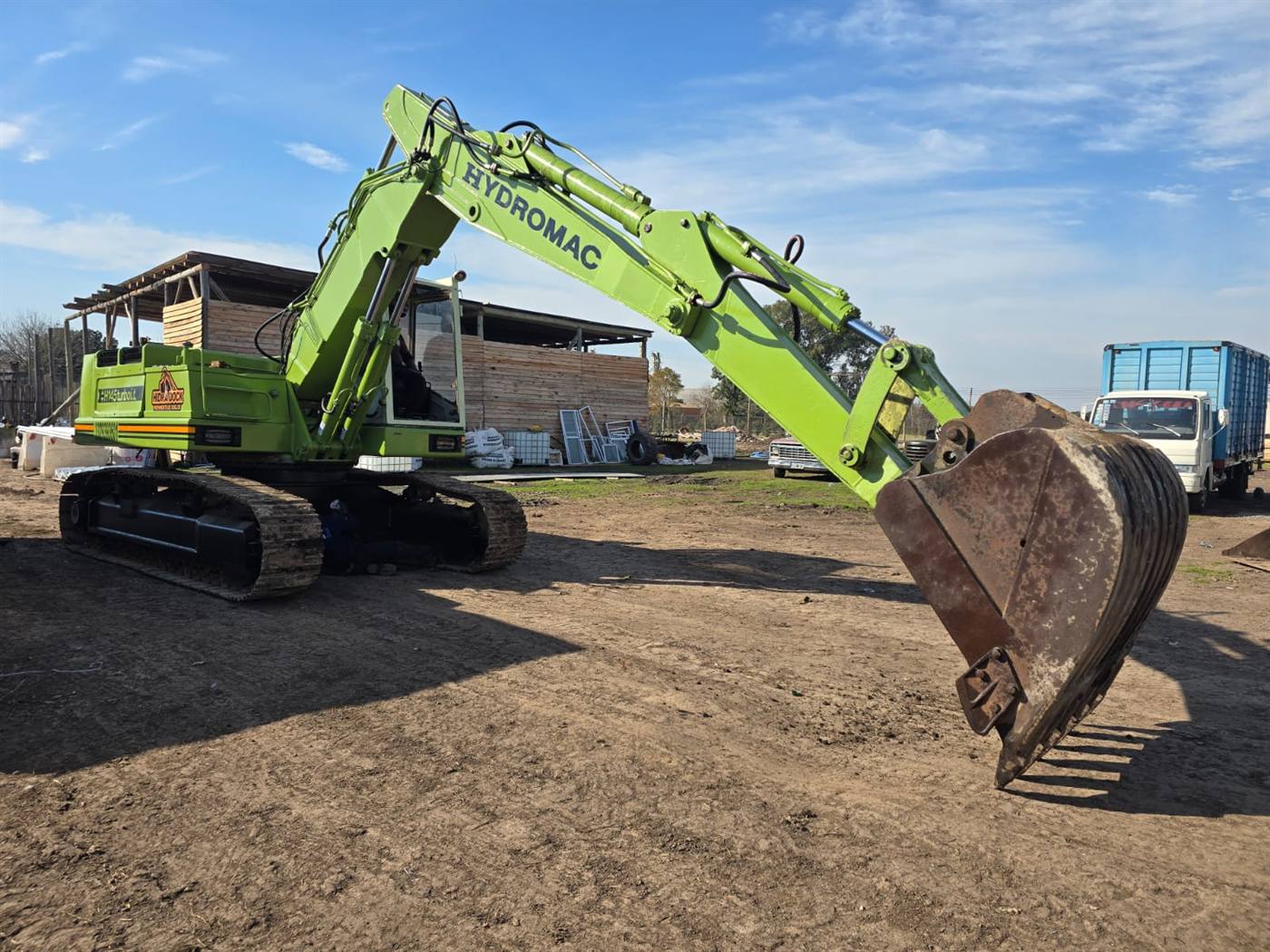 Excavadora de Hidra Dock moviendo suelo en obra